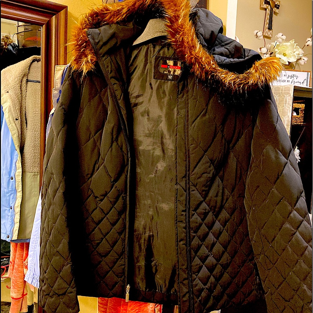 Warm cost with removable hood